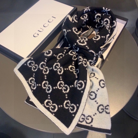 ✨🎊Authentic 💎Gucci scarf - Picture 3 of 7